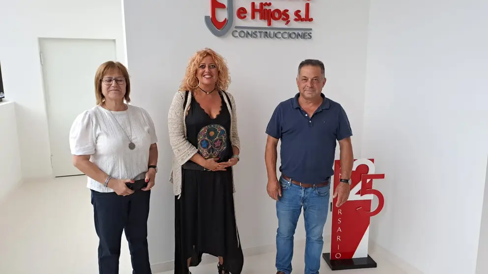 La gerente de SEA, Beatriz Sestayo (centro) con los responsables de la empresa J.Esmor&iacute;s e Hijos en sus instalaciones en el pol&iacute;gono de A Laracha.
