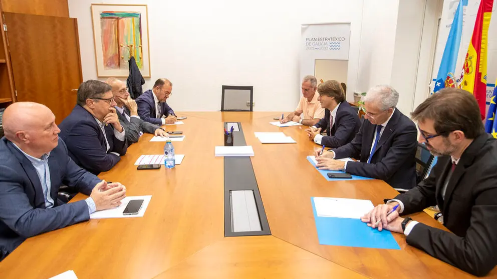   O vicepresidente primeiro e conselleiro de Econom&iacute;a, Industria e Innovaci&oacute;n, Francisco Conde, e o conselleiro de Facenda e Administraci&oacute;n P&uacute;blica, Miguel Corgos, presiden a reuni&oacute;n institucional do Nodo galicIA.