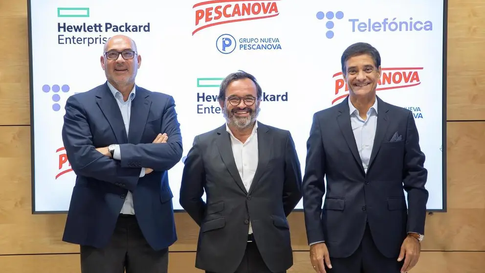 e izquierda a derecha, Emilio Gayo, presidente de Telef&oacute;nica Espa&ntilde;a, Ignacio Gonz&aacute;lez, CEO del Grupo Nueva Pescanova, y Jos&eacute; Mar&iacute;a de la Torre, presidente de HPE en el sur de Europa.