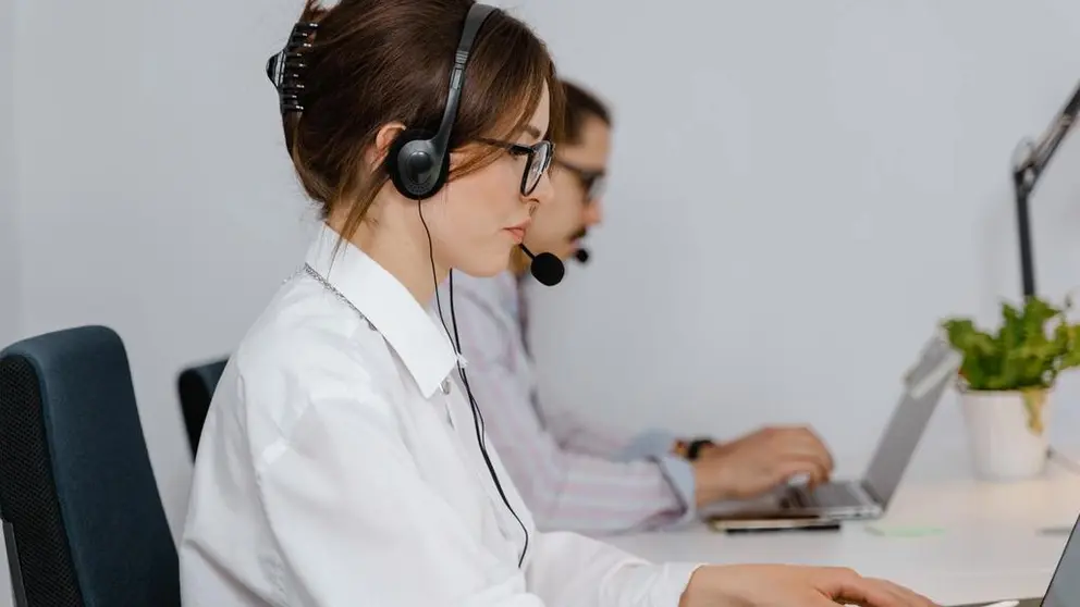 Adecco busca 30 agentes telef&oacute;nicos en Vigo./MART PRODUCCI&Oacute;N.