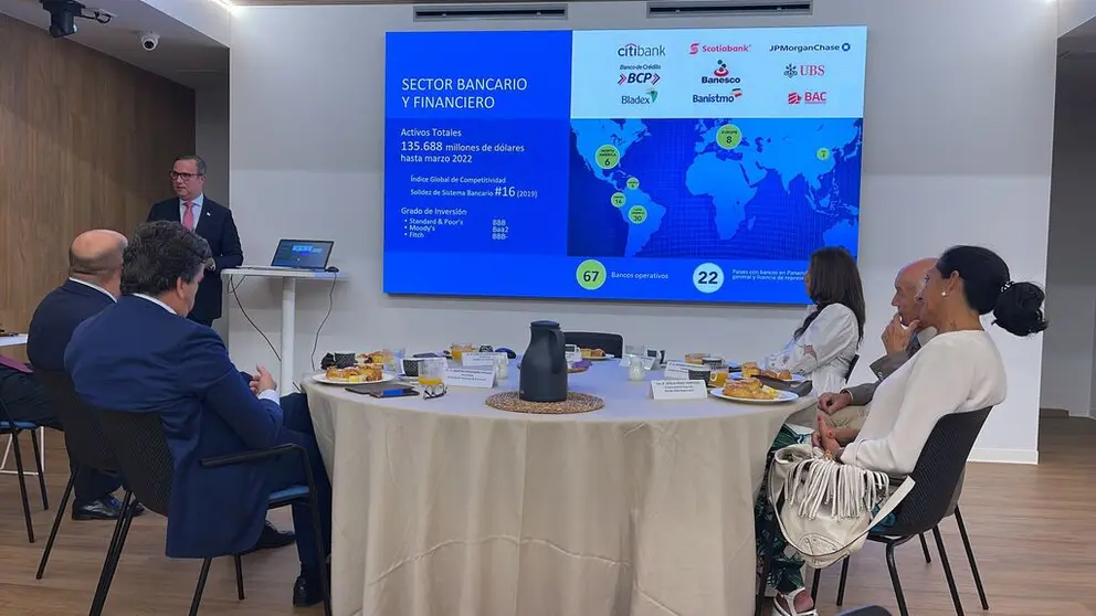 El embajador de Panam&aacute;, Allan Sellers (de pie) en un momento del desayuno-coloquio en Nord&eacute;s Club Empresarial.
