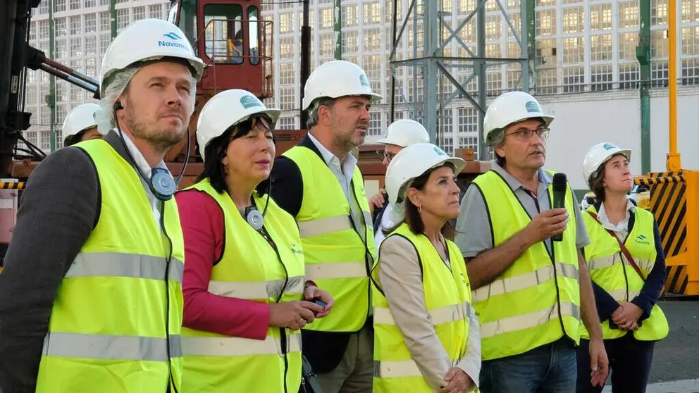 Miembros de la delegaci&oacute;n de eurodiputados en la visita a Navantia.