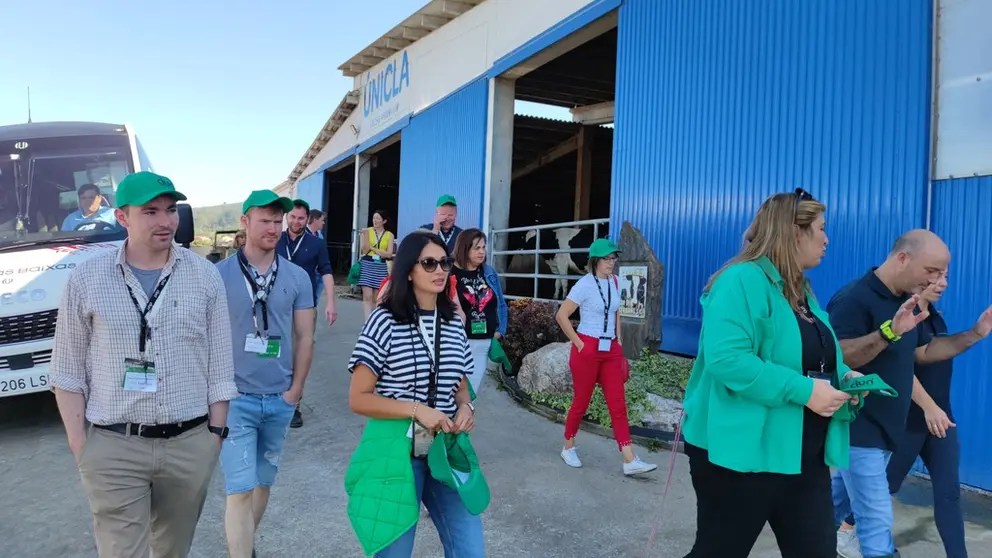Delegaci&oacute;n de la cooperativa irlandesa ISOS en la visita a una granja de leche UNICLA de CLUN.