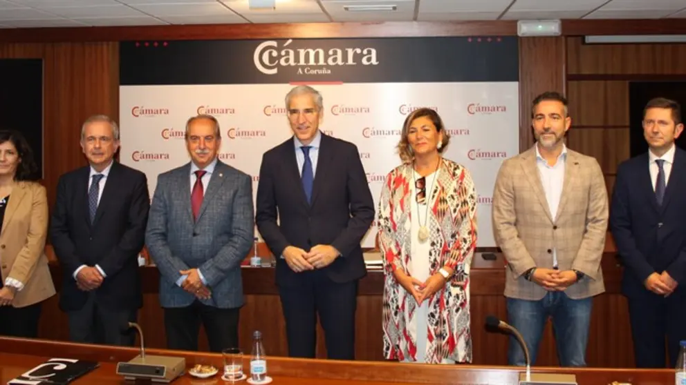 Comit&eacute; ejecutivo de la C&aacute;mara de A Coru&ntilde;a junto al vicepresidente primero de la Xunta, Francisco Conde (centro).