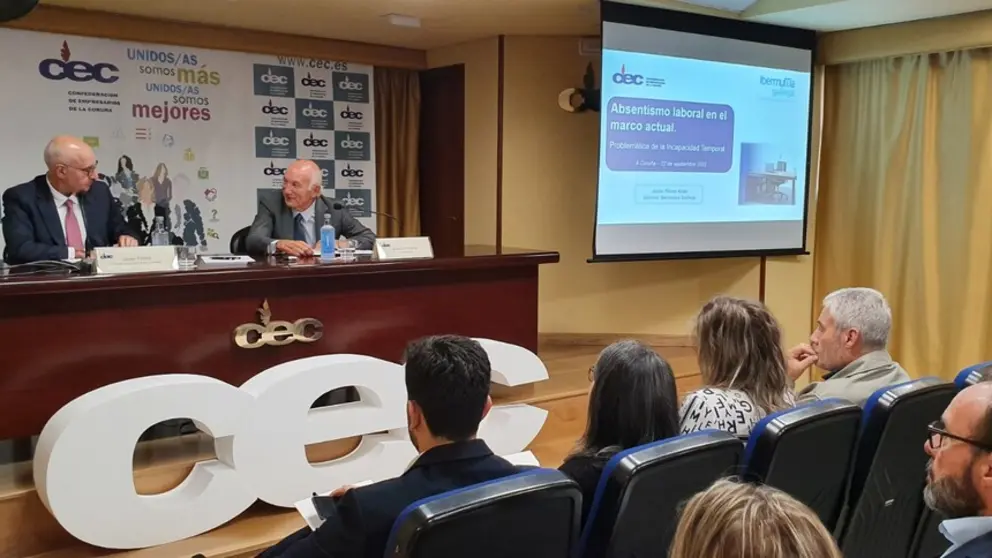 El director territorial de Ibermutua gallega, Javier Fl&oacute;rez, y el presidente de la CEC, Antonio Fontenla, en la jornada.
