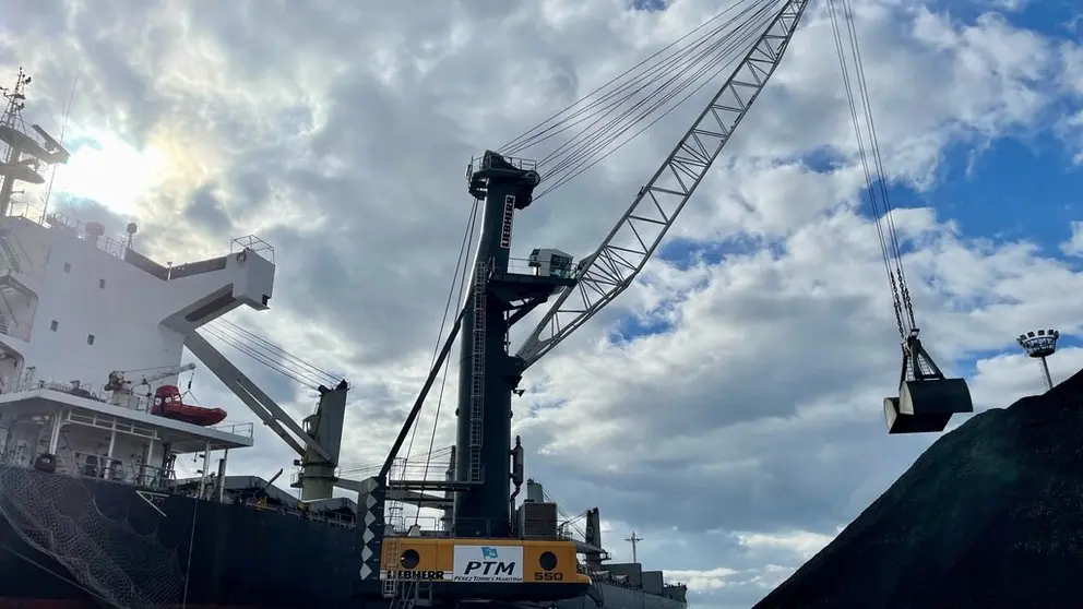 La nueva gr&uacute;a de P&eacute;rez Torres Mar&iacute;tima lleg&oacute; a Punta Langosteira procedente del puerto de Amsterdam en un buque roro.