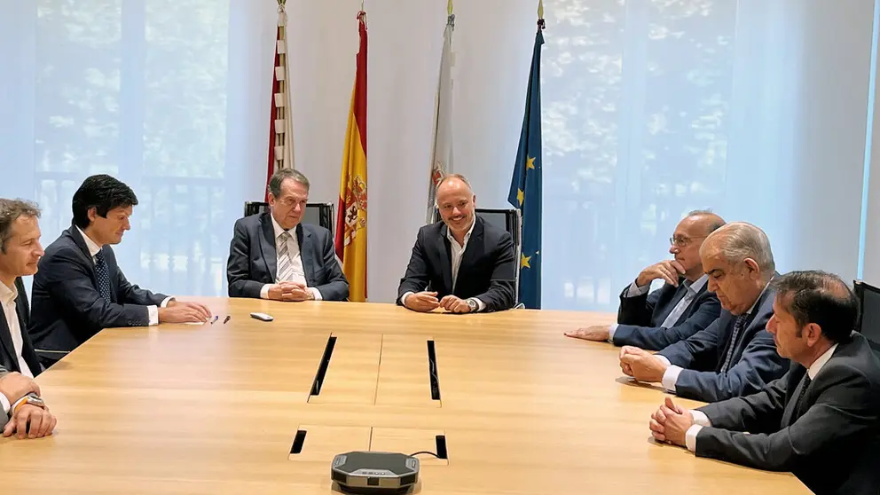 Francisco D&iacute;az, CEO de SPARC; Jos&eacute; Garc&iacute;a Costas, presidente de la C&aacute;mara de Comercio; Manuel Reigosa, rector de la Universidad de Vigo; David Regades, delegado del Estado en la Zona Franca de Vigo; Abel Caballero, alcalde de Vigo; Pablo Rueda, notario; y Carlos Mosquera, del equipo promotor, en la firma de constituci&oacute;n de SPARC.