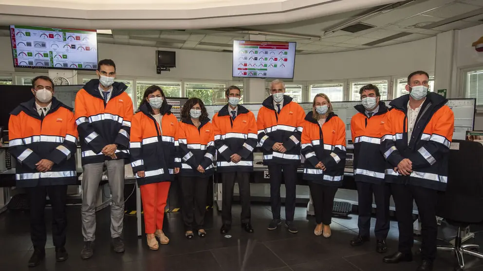 El vicepresidente primero de la Xunta y el resto de autoridades junto a los directivos de Repsol en la sala de control de la refiner&iacute;a coru&ntilde;esa.