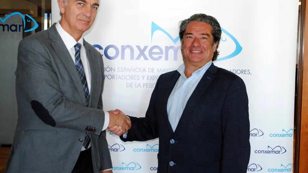 El presidente de Conxemar, Eloy Garc&iacute;a, y el director de Institucional de Abanca en Galicia, Asturias y Le&oacute;n, Lino Comesa&ntilde;a.