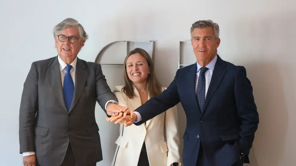Los presidentes de la CEG, Juan Manuel Vieites, FADE, Mar&iacute;a Calvo, y FELE, Javier Cepedano,dieron una rueda de prensa conjunta sobre el Corredor Atl&aacute;ntico.