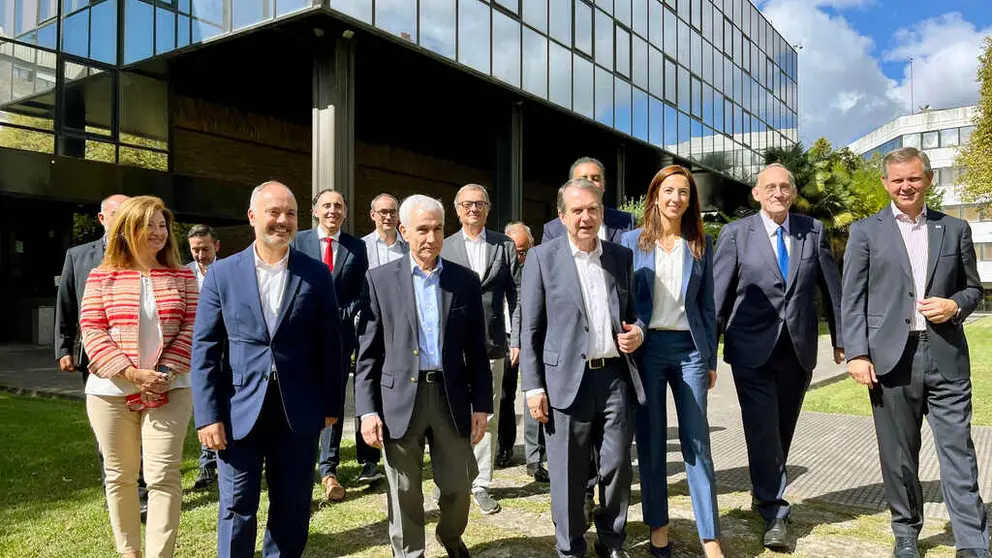 Inversores y promotores de SPARC, junto a los representantes gubernamentales, en la visita al edificio de L&oacute;pez Mora, en Vigo