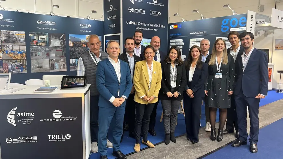Expositores y visitantes en el stand de GOE-Asime en Windenergy Hamburgo.