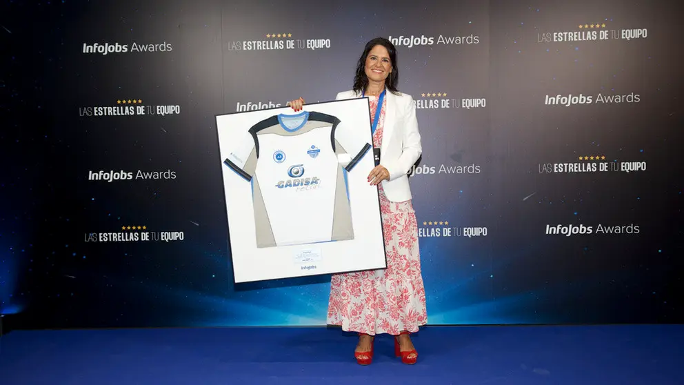 Patricia Guiti&aacute;n Valeiro, responsable de Formaci&oacute;n y Selecci&oacute;n de GADISA retail recogiendo el premio.