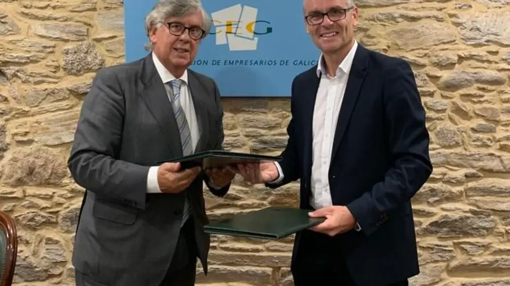 Juan Vieites y Joaqu&iacute;n Dosil firmaron el acuerdo de colaboraci&oacute;n entre la CEG y Libred&oacute;n.