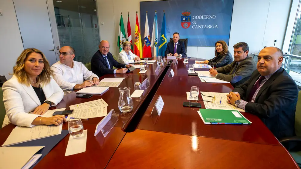 La conselleira do Mar, Rosa Quintana (4&ordf; por la izq.) con los responsables de pesca de los gobiernos de Cantabria, Pa&iacute;s Vasco, Asturias y Andaluc&iacute;a.