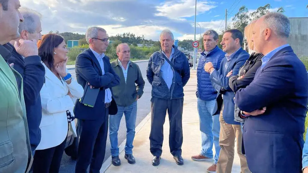 O director xeral de Sepes, o alcalde de Cuntis, a xerente de SEA, o delegado da Zona Franca e directivos de Fundiciones Rey, na visita ao pol&iacute;gono de A Ran.