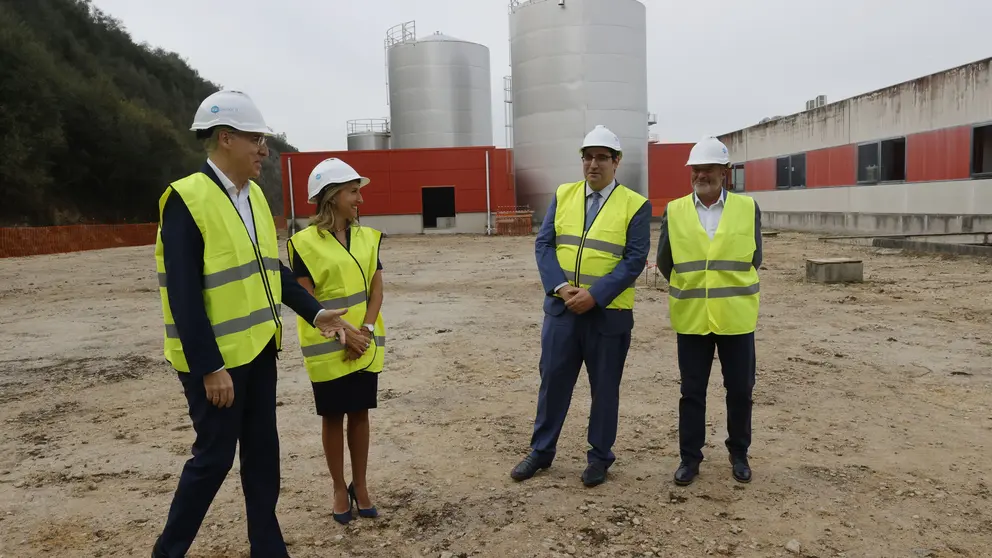 El vicepresidente primero y la delegada de la Xunta en Ferrol en los terrenos de la planta de IFFE Biotech en As Somozas.
