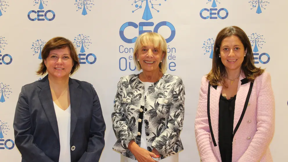 Dora Casal, directora ejecutiva de Roberto Verino, Marisol Novoa, presidenta de la CEO, y Paqui Garc&iacute;a, responsable de ViaTextil.