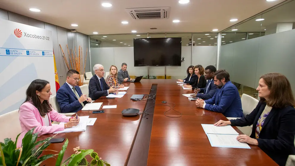El conselleiro de Medio Rural y el vicepresidente primero de la Xunta (izq.) con representantes de las empresas Naturgy, Reganosa y Repsol y de la Sociedad Impulsa.