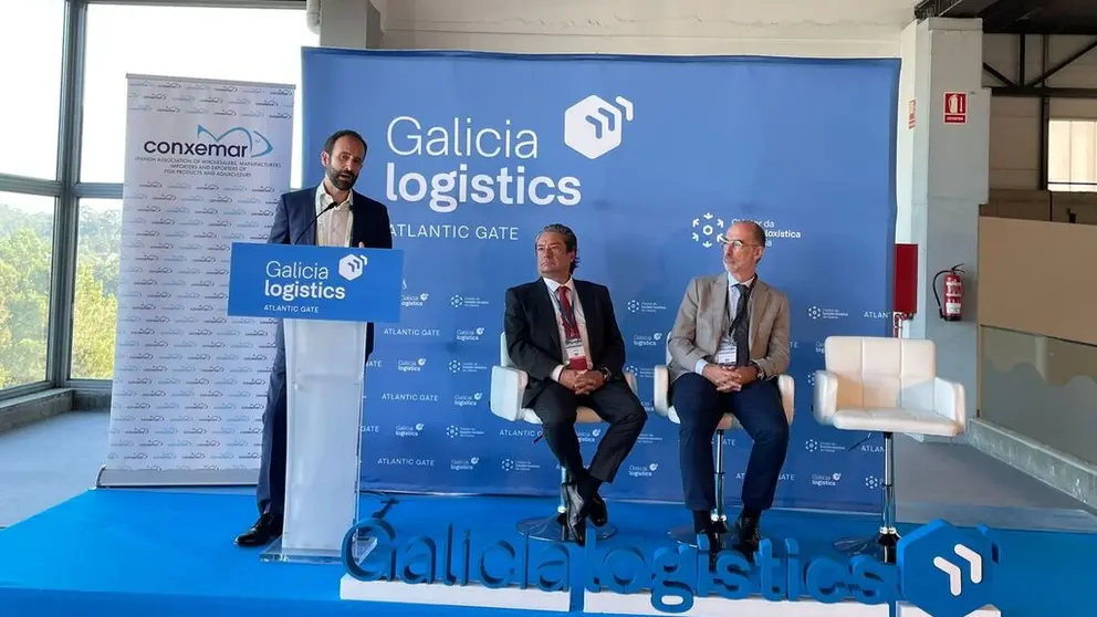 El presidente del Cl&uacute;ster da Funci&oacute;n Lox&iacute;stica, Xo&aacute;n Mart&iacute;nez, acompa&ntilde;ado por los presidentes de Conxemar, Eloy, y del Puerto de Vigo, Jes&uacute;s V&aacute;zquez Almu&iacute;&ntilde;a.