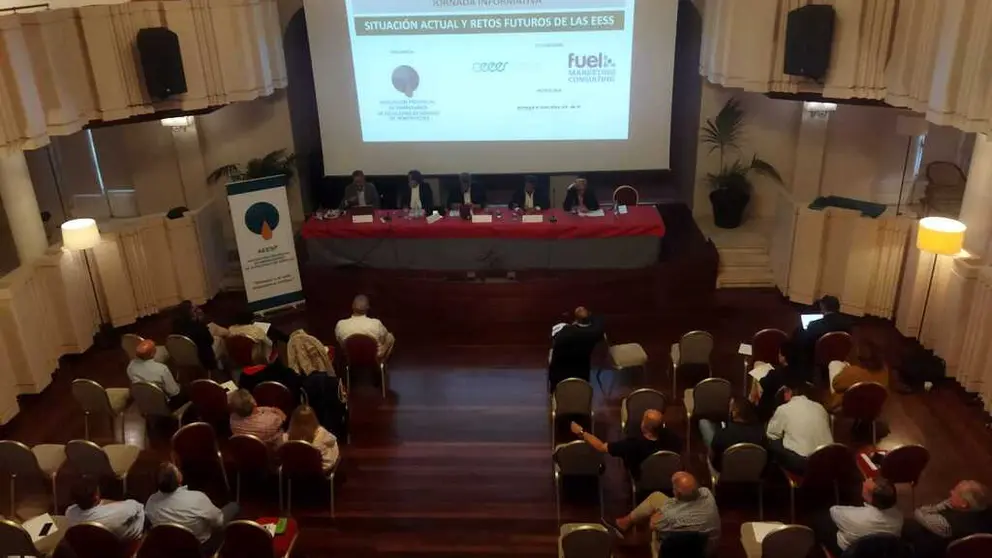 Asistentes a la jornada informativa sobre los retos de las estaciones de servicio, celebrada en Pontevedra.
