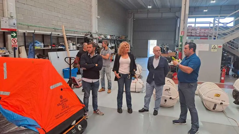 La gerente de SEA y el alcalde de Catoira visitaron las instalaciones de Ibermar en el pol&iacute;gono empresarial del municipio.