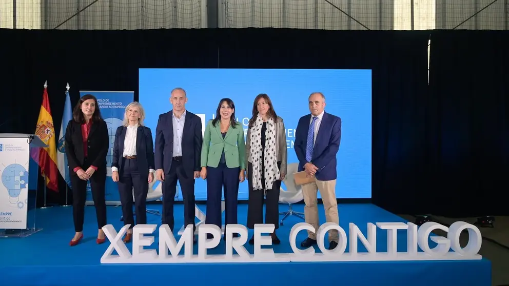 A conselleira Mar&iacute;a Jes&uacute;s Lorenzana (3&ordf; pola dereita) na inauguraci&oacute;n do polo de emprendemento da Costa da Morte.