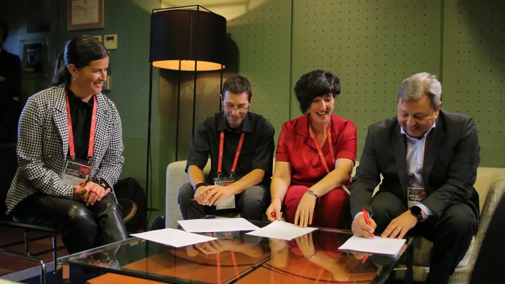 Momento de las firma. Representantes de las biorregiones junto a Carme Pamp&iacute;n, 2&ordf; por la derecha.