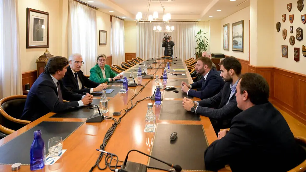 El presidente de la Autoridad Portuaria de A Coru&ntilde;a, la conselleira do Mar y el vicepresidente primero de la Xunta, junto a otros cargos, en la reuni&oacute;n.