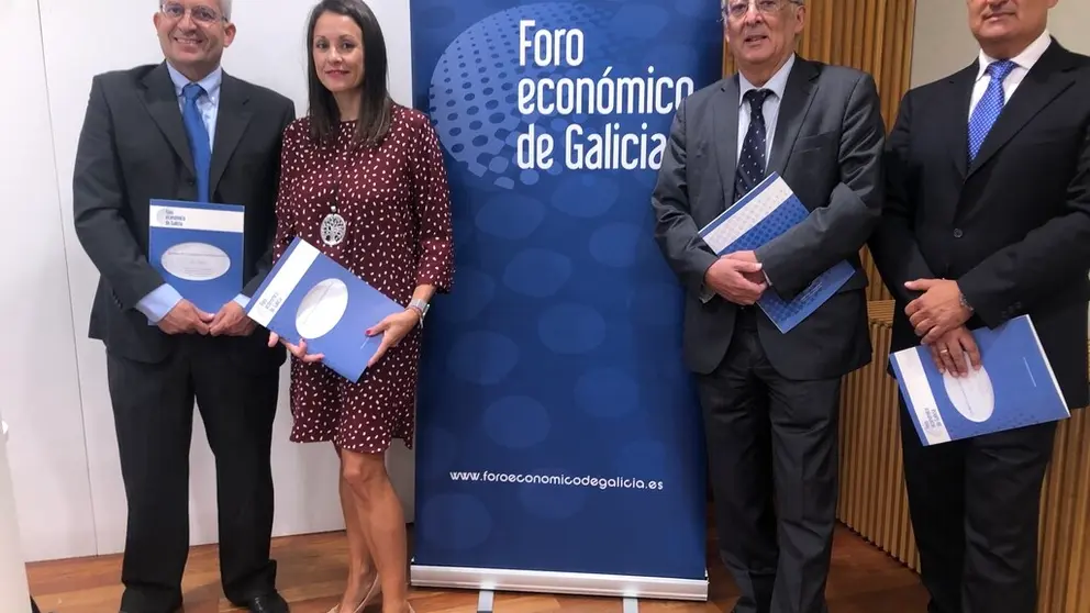 Miembros del Foro Econ&oacute;mico de Galicia presentando el informe de coyuntura en Santiago.