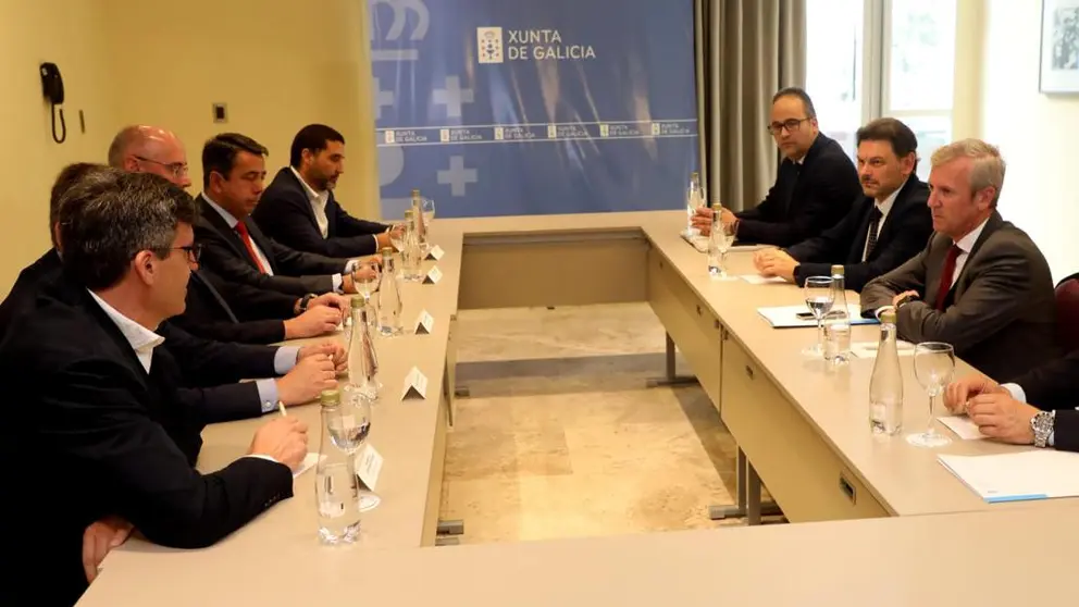 El presidente de la Xunta, Alfonso Rueda, (der.) en su reuni&oacute;n con representantes de empresas pesqueras gallegas en Buenos Aires.