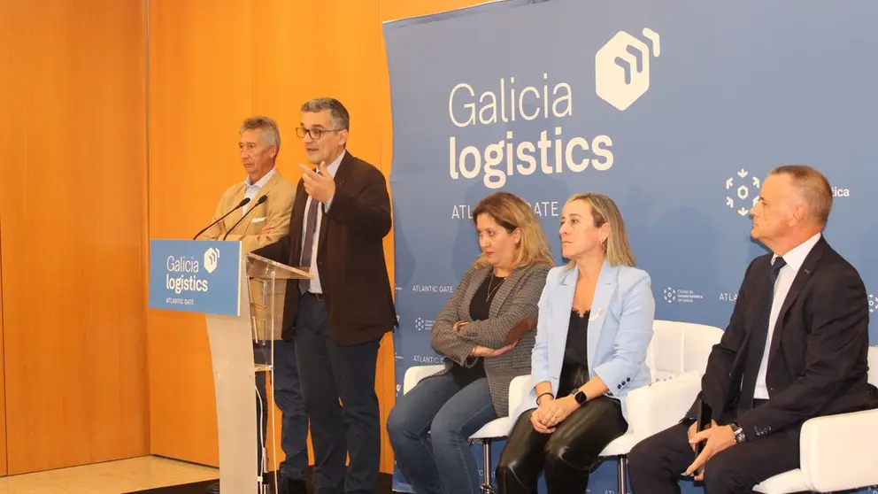 Iago Dom&iacute;nguez, gerente del Cl&uacute;ster da Funci&oacute;n Lox&iacute;stica de Galicia, interviniendo en la jornada.