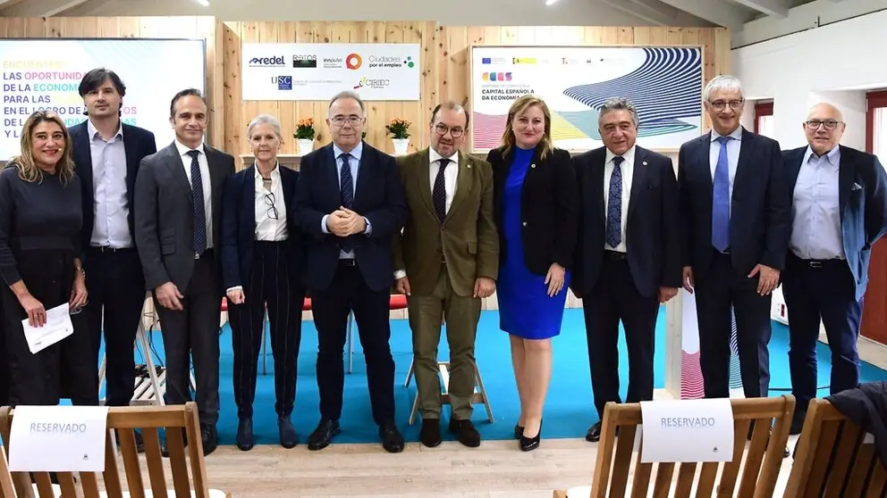 Autoridades en la presentaci&oacute;n del informe "La Econom&iacute;a Social en Espa&ntilde;a 2022", en Santiago./S.ALVITE.