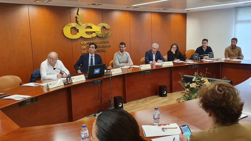 Asistentes a la jornada &lsquo;Eficiencia y Sostenibilidad Energ&eacute;tica, celebrada en la sede de la CEC en A Coru&ntilde;a.
