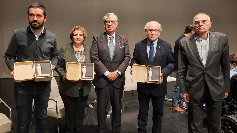 Representantes de las empresas premiadas con los presidentes de la CEG (centro) y Cegasal (derecha).