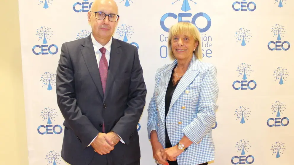 Javier Fl&oacute;rez, director territorial de Ibermutua en Galicia, y Marisol Novoa, presidenta de la CEO.