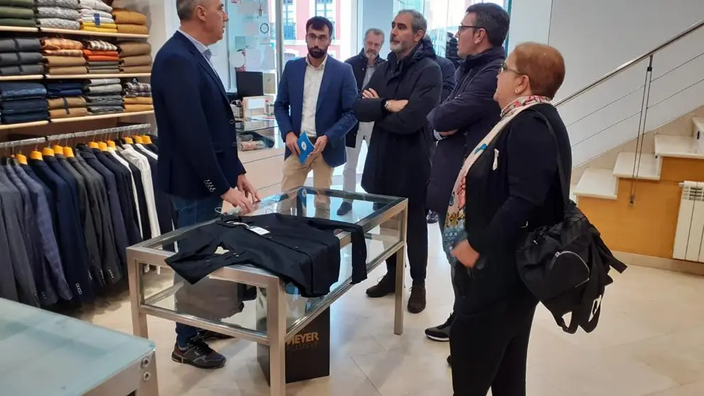 O director xeral de Comercio e Consumo da Xunta (centro) nun establecemento de Ribadeo.