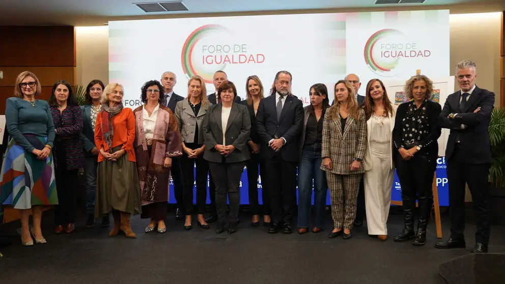 El presidente de la CEP, la conselleira de Promoci&oacute;n do Emprego e Igualdade, el presidente de Abanca y las ponentes en la jornada