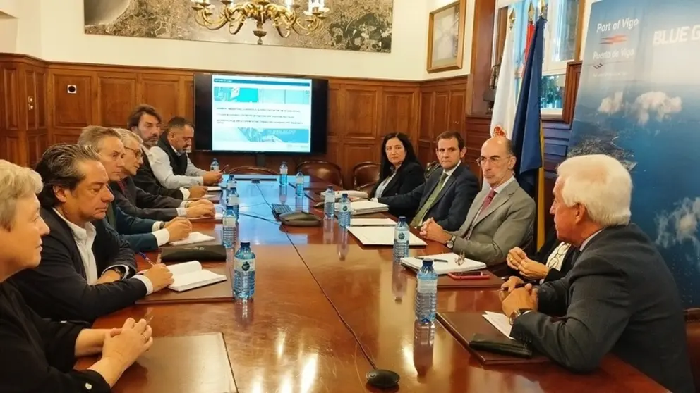 Directivos de la Federaci&oacute;n de Usuarios del Puerto de Vigo se reunieron con el presidente de la Autoridad Portuaria.
