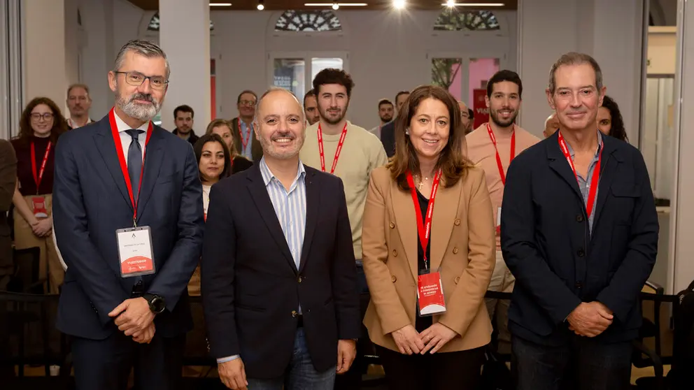 Antonio de la Cruz y David Regades, junto a representantes de las empresas que participan en ViaExterior.