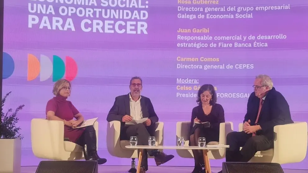 Carmen Comos, Celso G&aacute;ndara, Rosa Guti&eacute;rrez y Juan Garibi, esta ma&ntilde;ana en una mesa de debate  del D&iacute;a de la Econom&iacute;a Social Gallega.