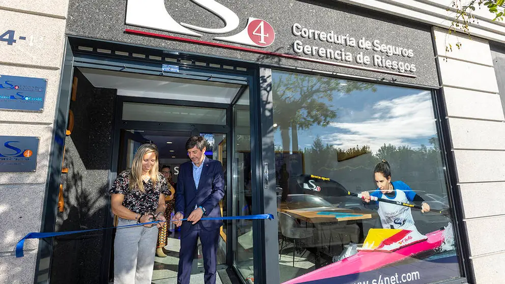 Teresa Portela y Alfredo Blanco en la inauguraci&oacute;n de la oficina de S4 en Nigr&aacute;n.