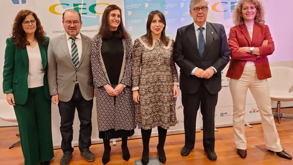 Loreto Fern&aacute;ndez, directora del equipo GEM Galicia de la USC; Antonio L&oacute;pez, rector de la USC; Margarita Ardao, directora xeral de Emprendemento e Apoio ao Emprego de la Conseller&iacute;a de Promoci&oacute;n do Emprego e Igualdade; Mar&iacute;a Jes&uacute;s Lorenzana, conselleira de Promoci&oacute;n do Emprego e Igualdade; Juan Manuel Vieites, presidente de la CEG; e Isabel Neira, directora t&eacute;cnica del Informe GEM Galicia.