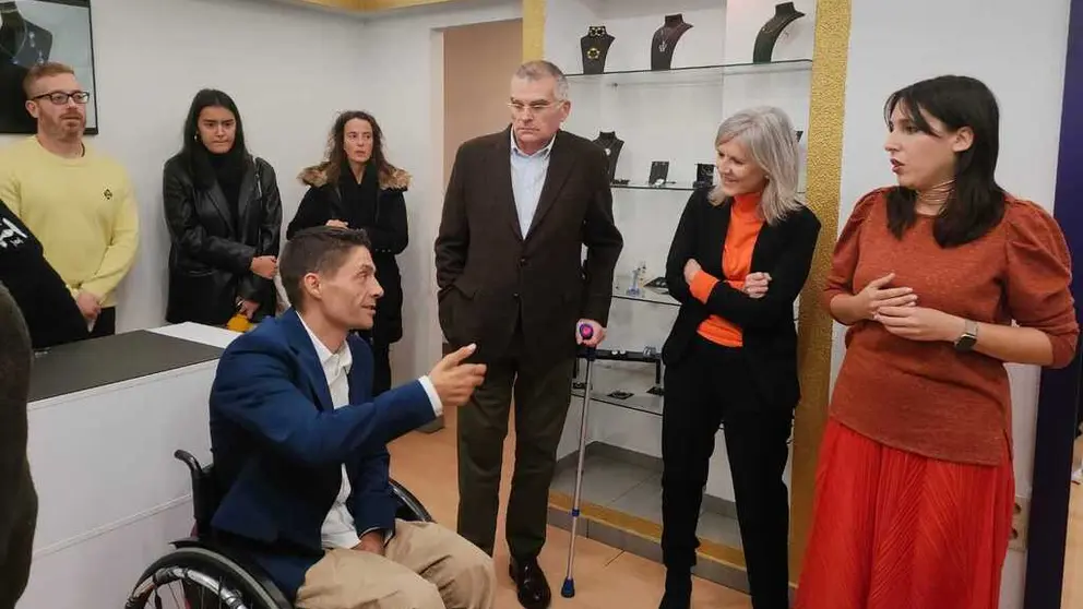 La conselleira de Promoci&oacute;n do Emprego e Igualdade (der.) en la visita a la tienda de i-Lab en A Coru&ntilde;a.