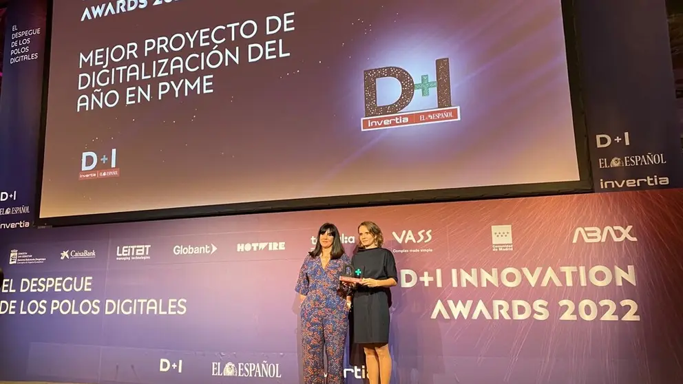 Helena Pe&ntilde;as recogi&oacute; el galard&oacute;n de Norvento en la gala de los D+I Innovation Awards 2022.