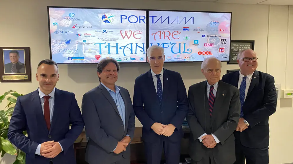 Francisco Conde (centro) con los representantes del Puerto de Miami.