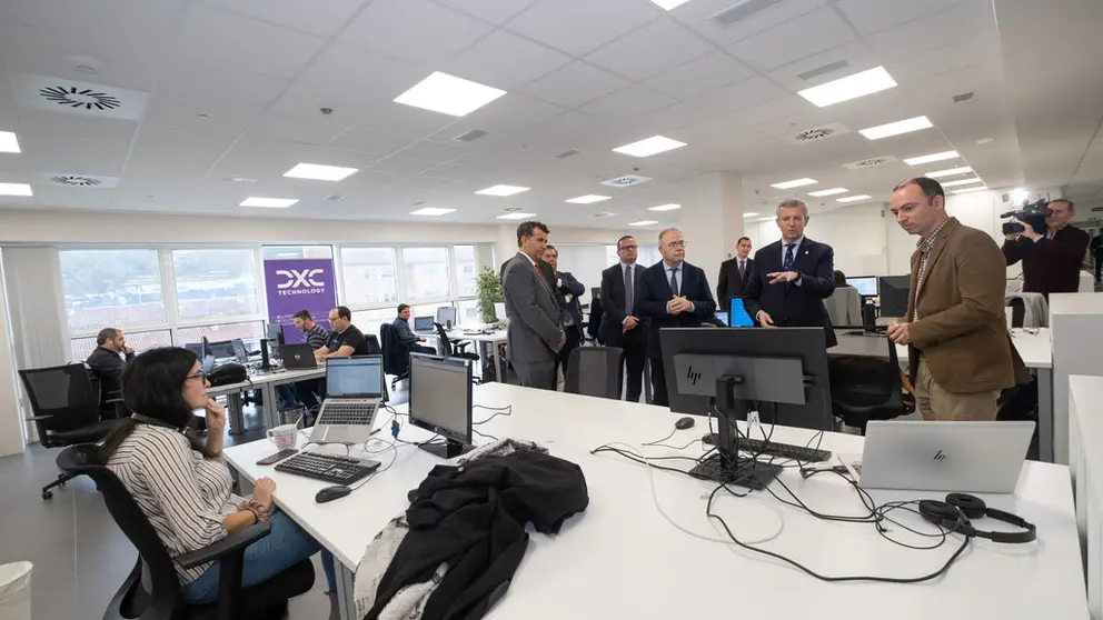 El presidente de la Xunta, Alfonso Rueda, durante la visita a la nueva sede del CEIN de DXC en Santiago./D.CABEZ&Oacute;N. XUNTA DE GALICIA.