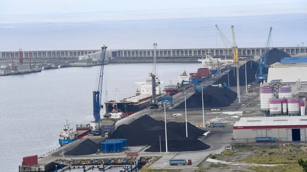 Operativa de carga y descarga en el Puerto Exterior de A Coru&ntilde;a.