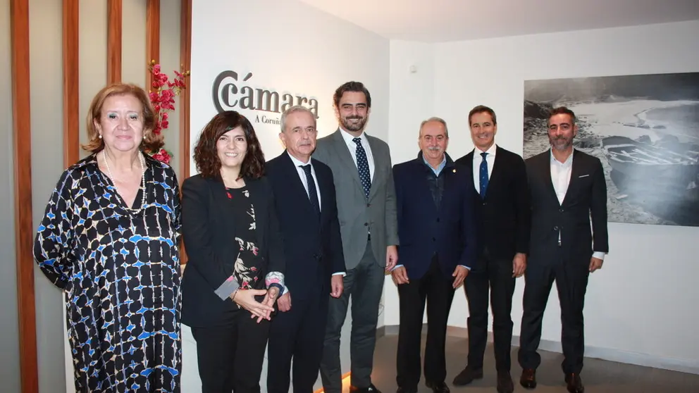 El vicepresidente segundo de la Xunta, Diego Calvo (centro) con el comit&eacute; ejecutivo de la C&aacute;mara de Comercio de A Coru&ntilde;a./M.FUENTES.