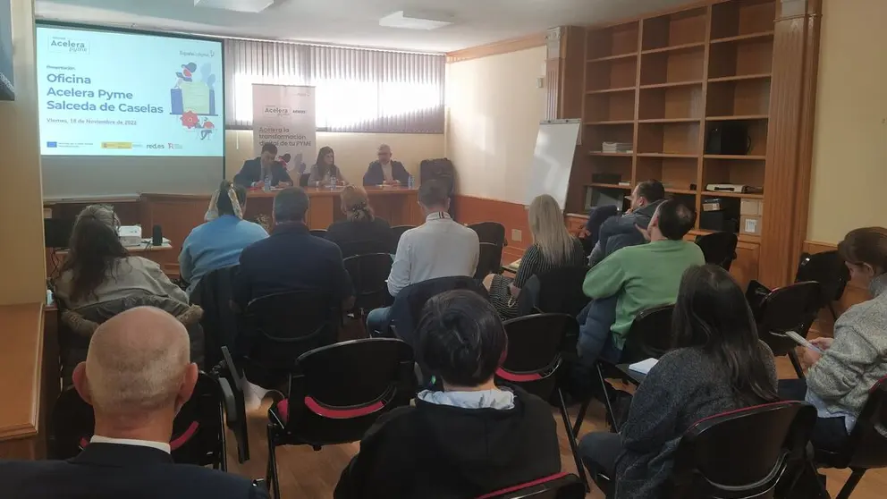 Asistentes a la jornada de presentaci&oacute;n de la OAP Rural AEMOS en Salceda de Caselas.